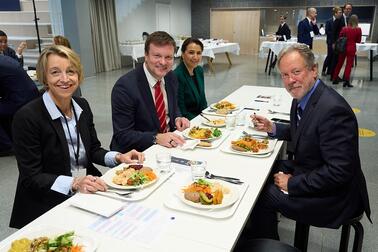 Maailman ruokaohjelman pääjohtaja David Beasley, Suomen kouluruokakoalition edustaja Ville Skinnari sekä kansainvälisiä ministeriedustajia kouluruokakoalition kokouksesta nauttimassa koululounasta Jätkäsaaren peruskoulussa. Kuva: Ulkoministeriö