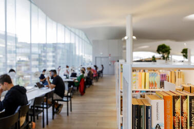 Ihmisiä Oodi-kirjastossa.