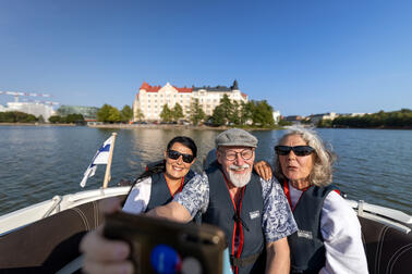 Ihmisiä veneretkellä.