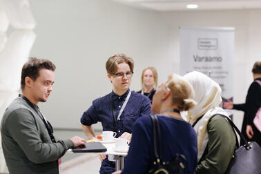 Kaupungin työntekijät neuvovat avustusten hakijoita.