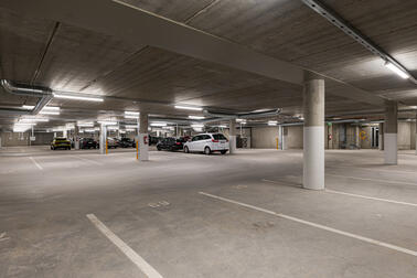 Autoja pysäköintihallissa.