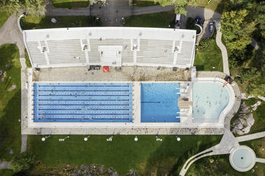 Uimastadion yläilmoista kuvattuna.