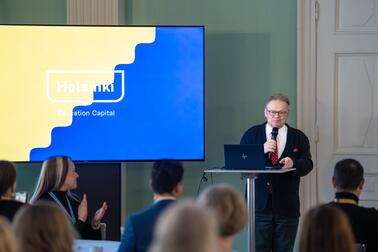 Pormestari Juhana Vartiainen avaamassa Helsinki Education Capital -tapahtumaa 12.11.2024.