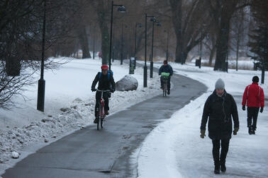 Talvinen pyörätie ja jalankulkuväylä.