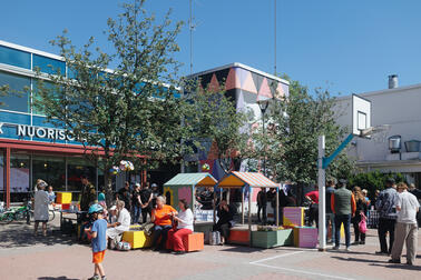 Ihmisiä Kontulan ostarilla