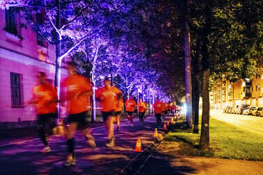 Juoksijoita pimeällä kadulla aikaisemmassa Midnight Run -tapahtumassa.