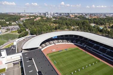 Olympiastadionin pallokenttä kuvattuna tornista, taustalla näkyy Taka-töölöä, Laaksoa ja Pasilaa.