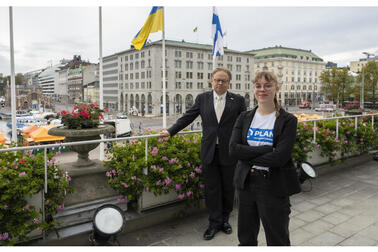 Pormestari Juhana Vartiainen ja Aliina Ruuttunen Helsingin kaupungintalon parvekkeella.