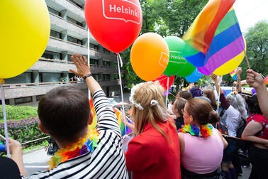 Ihmisiä Pride-rekan lavalla 