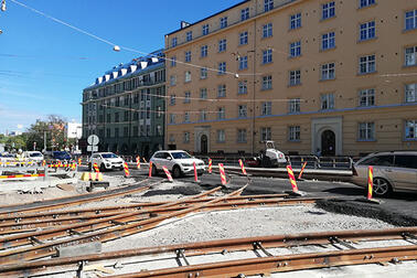 Raitiotien rakentamista Runeberginkadulla.