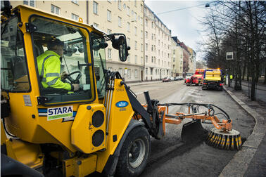 Harjakone työssään kadulla.