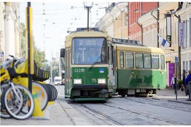 Raitiovaunu 2 kurvaamassa Katariinankadulta Aleksille.