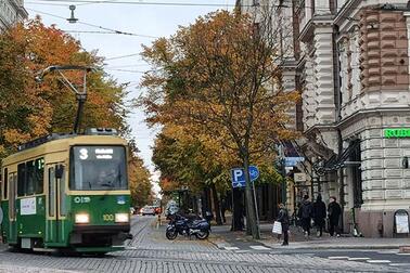 Raitiovaunu kääntymässä Mannerheimintielle.