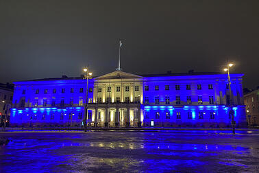 Helsingin kaupungintalo Ukrainan lipun väreissä.