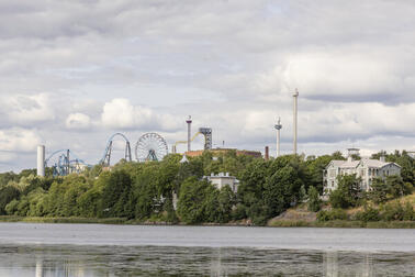 Töölönlahden rannalla näkyy Linnanmäen laitteita.