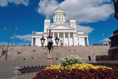 Tuomiokirkko ja Senaatintori kukkaistutuksineen.