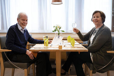 Veikko ja Marketta istuvat lounaspöydän ääressä Stadin AO:n ravintola Kokissa.