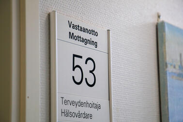 Terveydenhoitajan vastaanottohuoneen numerokyltti.