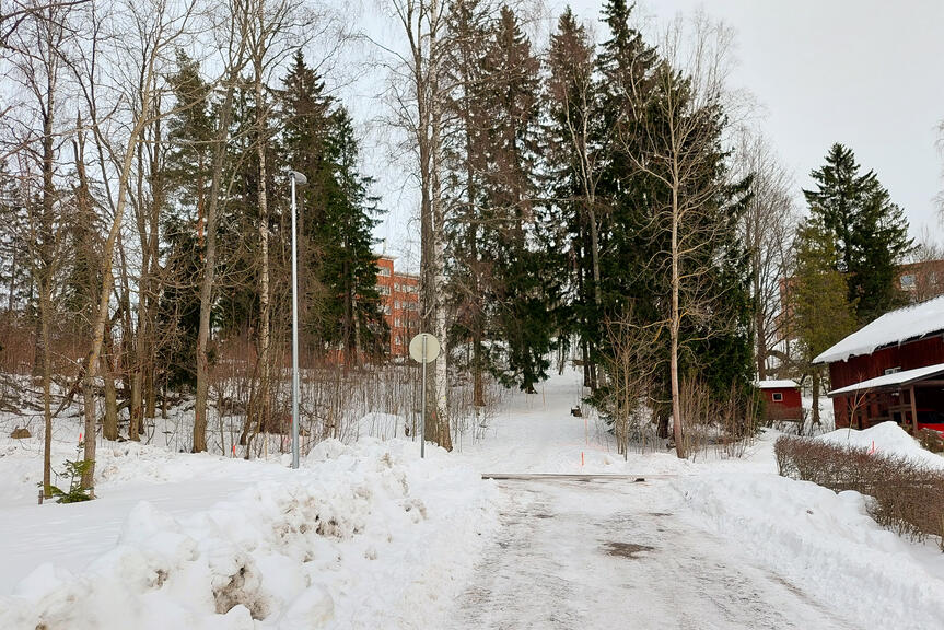 Näkymä Lampuotilanpuiston kaakkoispäähän, jonka suulle rakennetaan uusi kääntöpaikka. Edessä kulkee Lampuotilantie.  Kuva: Juhani Jaatinen