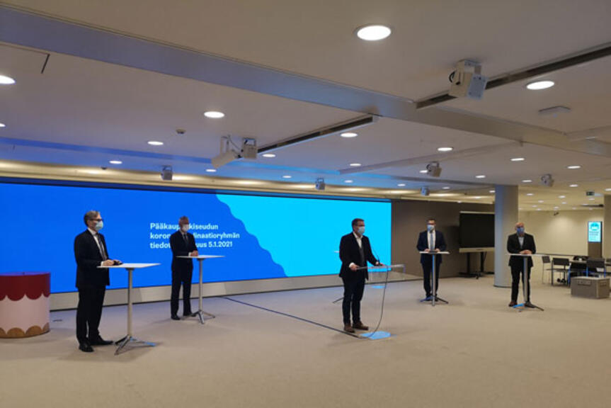 Pääkaupunkiseudun koronakoordinaatioryhmä pitää infoa Helsingin kaupungintalon ala-aulassa. Pääkaupunkiseudun koronakoordinaatioryhmä pitää infoa Helsingin kaupungintalon ala-aulassa.