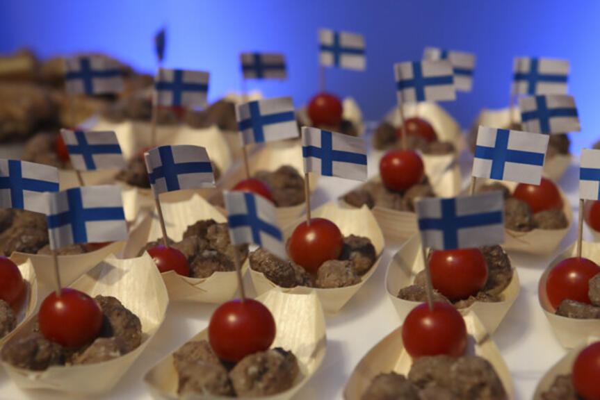 Pyöryköitä ja minitomaatti tarjoilurasiassa, joissa Suomen lippu. Pyöryköitä ja minitomaatti tarjoilurasiassa, joissa Suomen lippu.