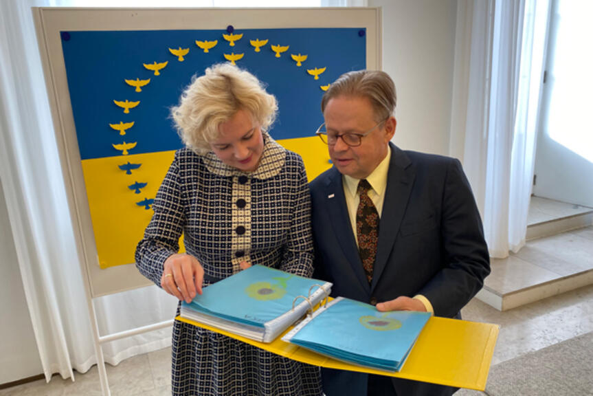 Ukrainan Suomen-suurlähettiläs Olga Dibrova ja pormestari Juhana Vartiainen. Ukrainan Suomen-suurlähettiläs Olga Dibrova ja pormestari Juhana Vartiainen.