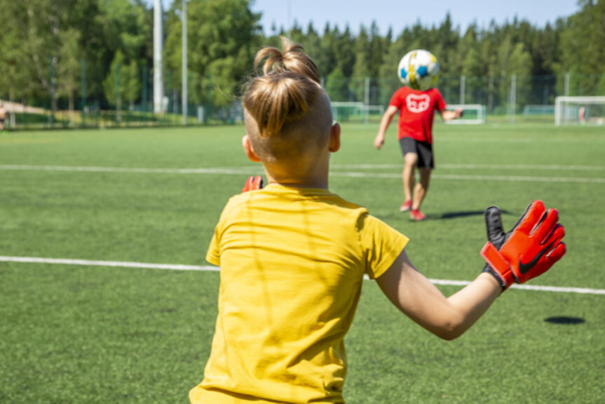 Jalkapallo Pirkkolan keinonurmella. Jalkapallo Pirkkolan keinonurmella.