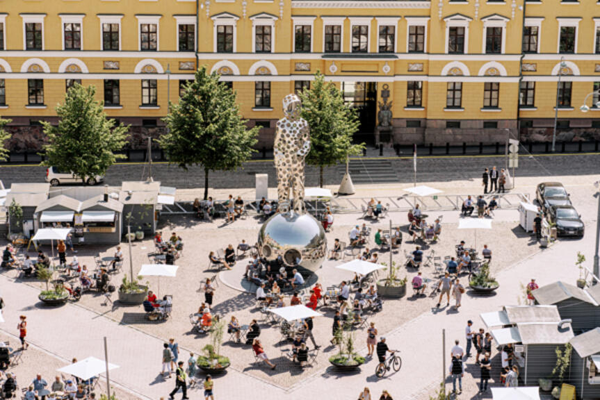 Kasarmitorin kesäterassi. Kuva: Camilla Bloom Kasarmitorin kesäterassi. Kuva: Camilla Bloom