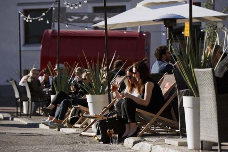 Helsinki edistää sitä, että kaupunkielämä elpyy ja kaupungin eri alueet ovat jatkossakin vetovoimaisia niin kaupallisesti kuin kulttuurisestikin. Helsinki edistää sitä, että kaupunkielämä elpyy ja kaupungin eri alueet ovat jatkossakin vetovoimaisia niin kaupallisesti kuin kulttuurisestikin.