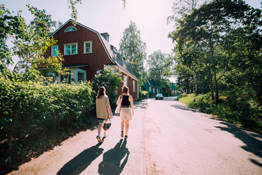 Kaksi nuorta kävelemässä kesäpäivänä. Kaksi nuorta kävelemässä kesäpäivänä.