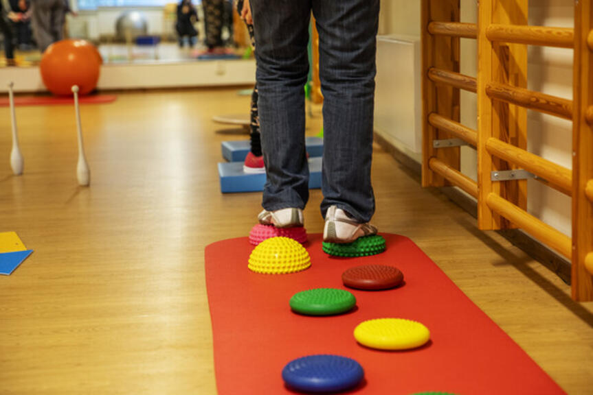 Henkilö tekee liikuntaharjoitteita Kontulan palvelukeskuksessa Henkilö tekee liikuntaharjoitteita Kontulan palvelukeskuksessa