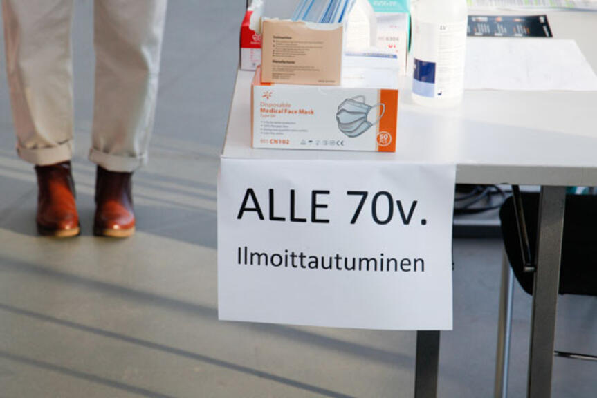 Ilmoittautumistiski rokotuspisteellä. Ilmoittautumistiski rokotuspisteellä.