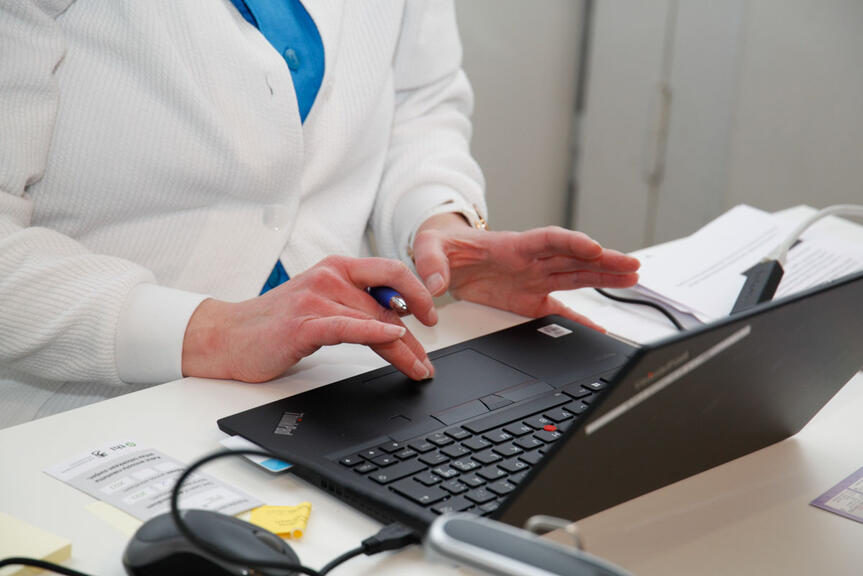 Työntekijä tietokoneella. Työntekijä tietokoneella.