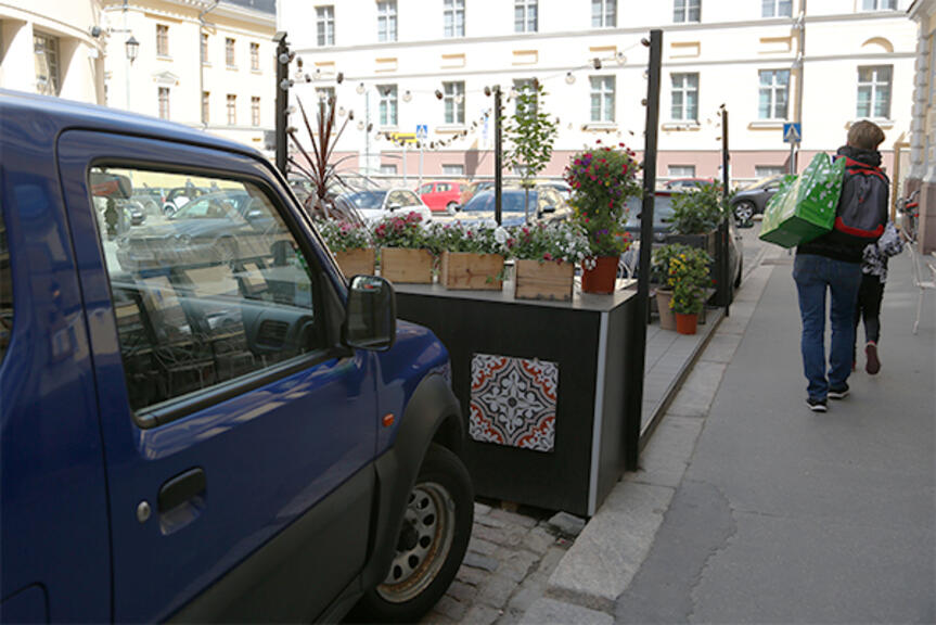 Parklet. Kuva: Janne Koivisto / Helsingin kaupunki Parklet. Kuva: Janne Koivisto / Helsingin kaupunki