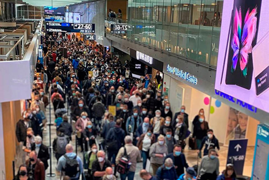 Ruuhkatilanne Helsinki-Vantaan lentoasemalla viikolla 38. Jonottaminen ahtaissa tiloissa on terveysturvallisuusriski. Ruuhkatilanne Helsinki-Vantaan lentoasemalla viikolla 38. Jonottaminen ahtaissa tiloissa on terveysturvallisuusriski.