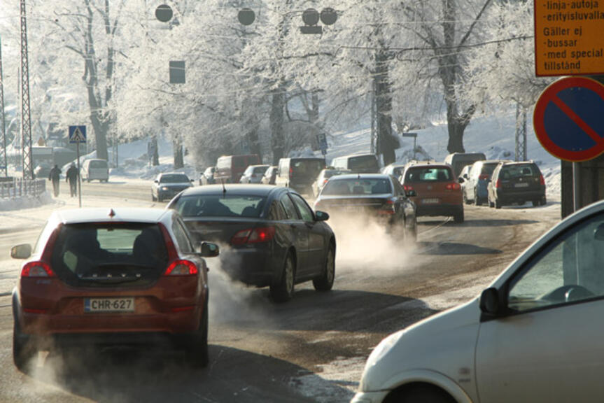 Talvista autoliikennettä Helsingissä. Kuva Seppo Laakso.