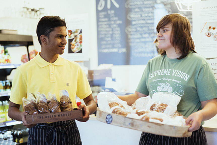 Kaksi nuorta työskentelee kesätöissä leipomossa Kaksi nuorta työskentelee kesätöissä leipomossa