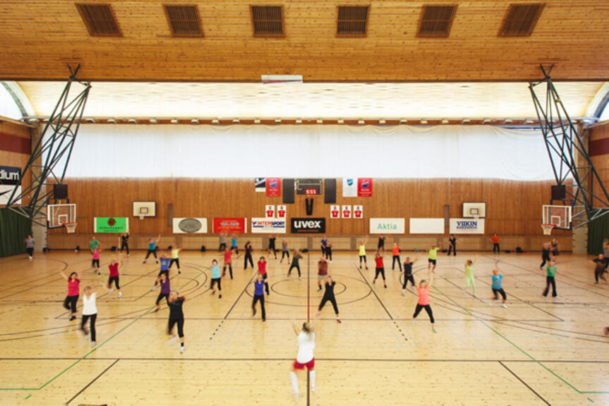 Ohjattu liikuntakurssi on meneillään Pirkkolan liikuntahallissa. Ohjattu liikuntakurssi on meneillään Pirkkolan liikuntahallissa.