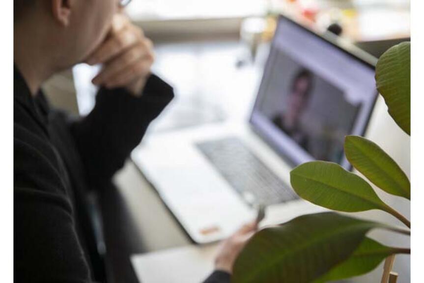 Henkilö kannettava edessä. Henkilö kannettava edessä.