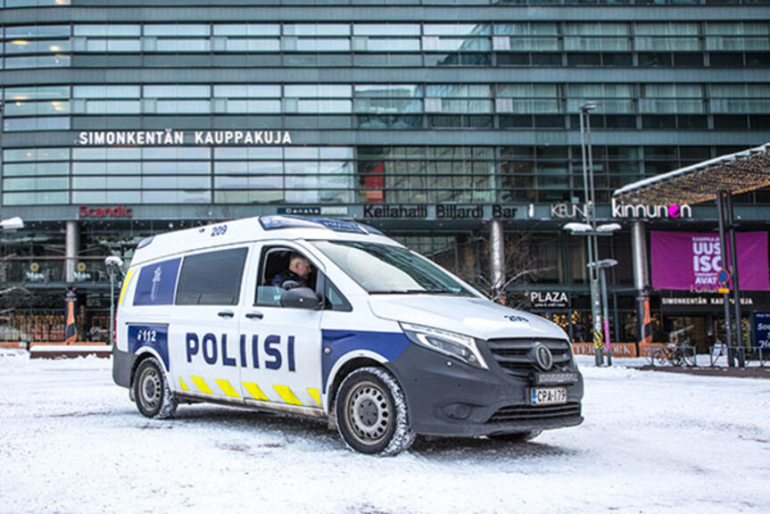 Ennalta estävässä työssä poliisin on tärkeää rakentaa luottamusta ja keskusteluyhteyksiä.Poliisiauto Kampissa. Ennalta estävässä työssä poliisin on tärkeää rakentaa luottamusta ja keskusteluyhteyksiä.Poliisiauto Kampissa.