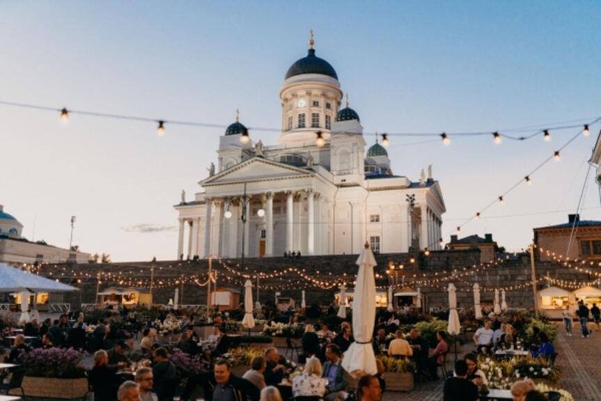 Senaatintorin kesäterassi kesällä 2020. Kuva: Camilla Bloom, Helsingin kaupunkitilat oy Senaatintorin kesäterassi kesällä 2020. Kuva: Camilla Bloom, Helsingin kaupunkitilat oy