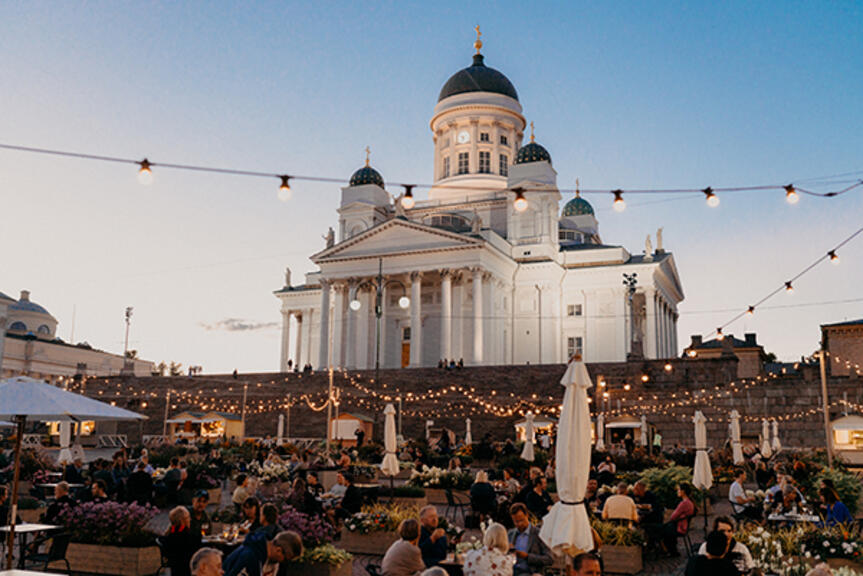 Kesäterassi Senaatintorilla kesällä 2020. Kuva: Torikorttelit / Camilla Bloom Kesäterassi Senaatintorilla kesällä 2020. Kuva: Torikorttelit / Camilla Bloom