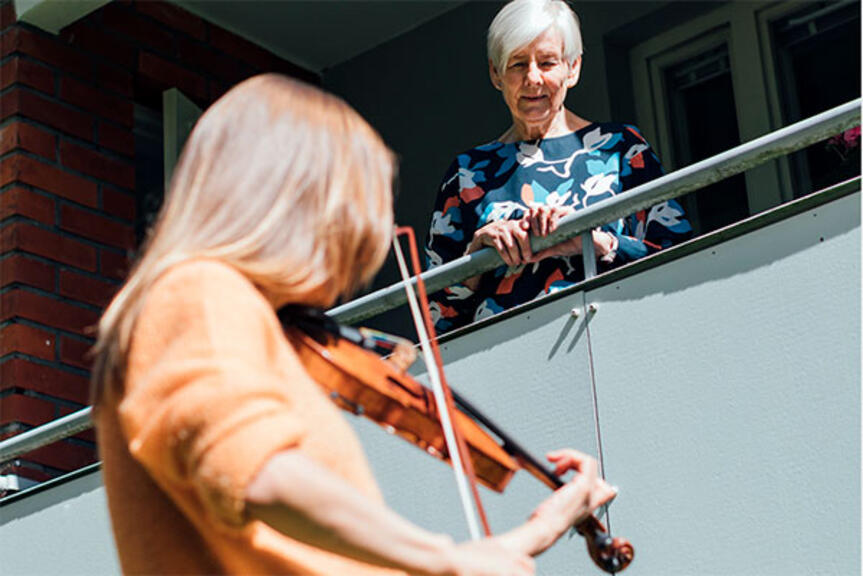 Viulunsoittaja ja kuuntelija ylhäällä parvekkeella. Viulunsoittaja ja kuuntelija ylhäällä parvekkeella.