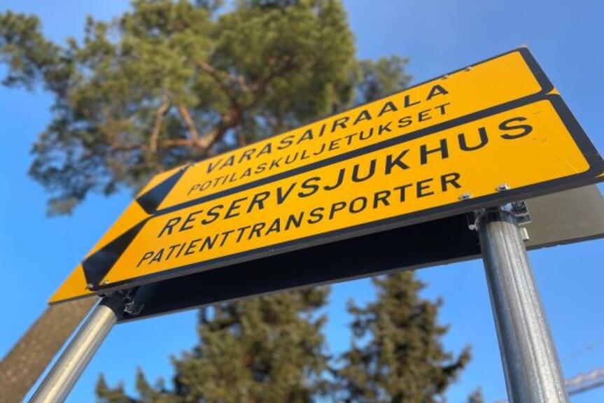 Kyltti Herttoniemen varasairaalan pihalla Kyltti Herttoniemen varasairaalan pihalla
