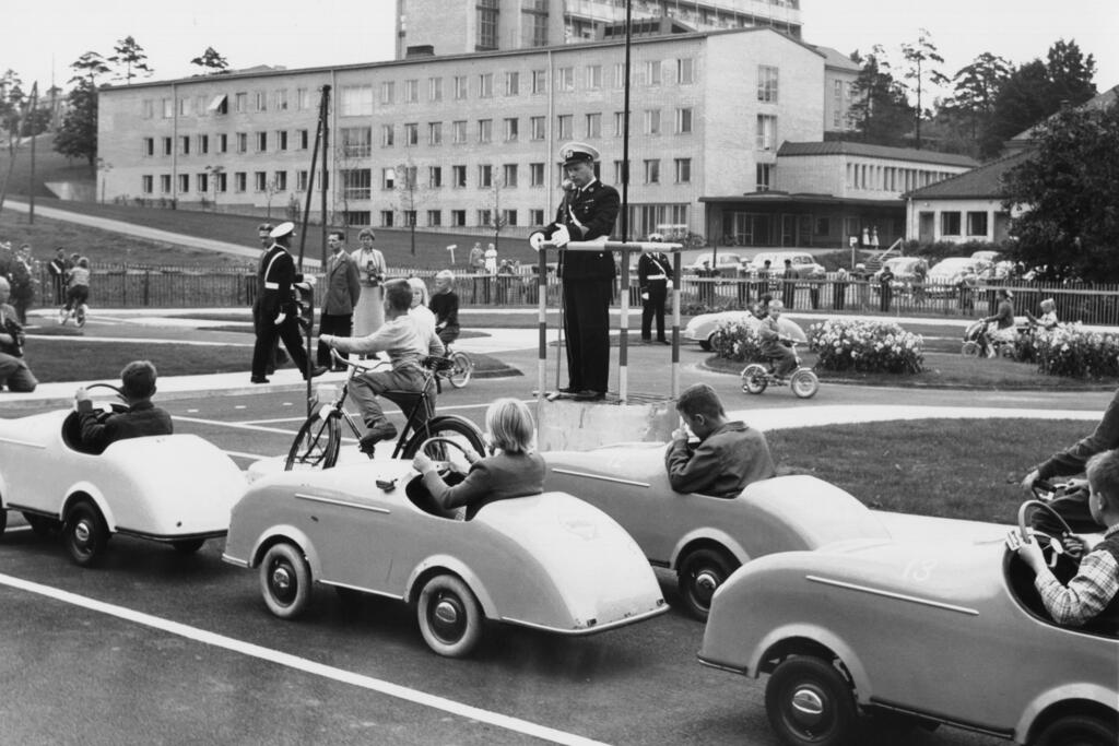 Liikennekaupungin avajaisten ruuhkaa Laaksossa toukokuussa 1958. Kuva: Teuvo Kanerva