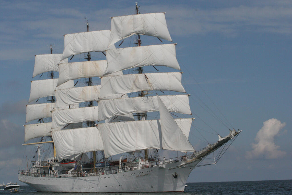Yksi Tall Ship Races -tapahtuman vetonauloista on puolalainen purjelaiva Dar Mlodziezy, joka on yli 100 metriä pitkä. Kuva: Sail Training International