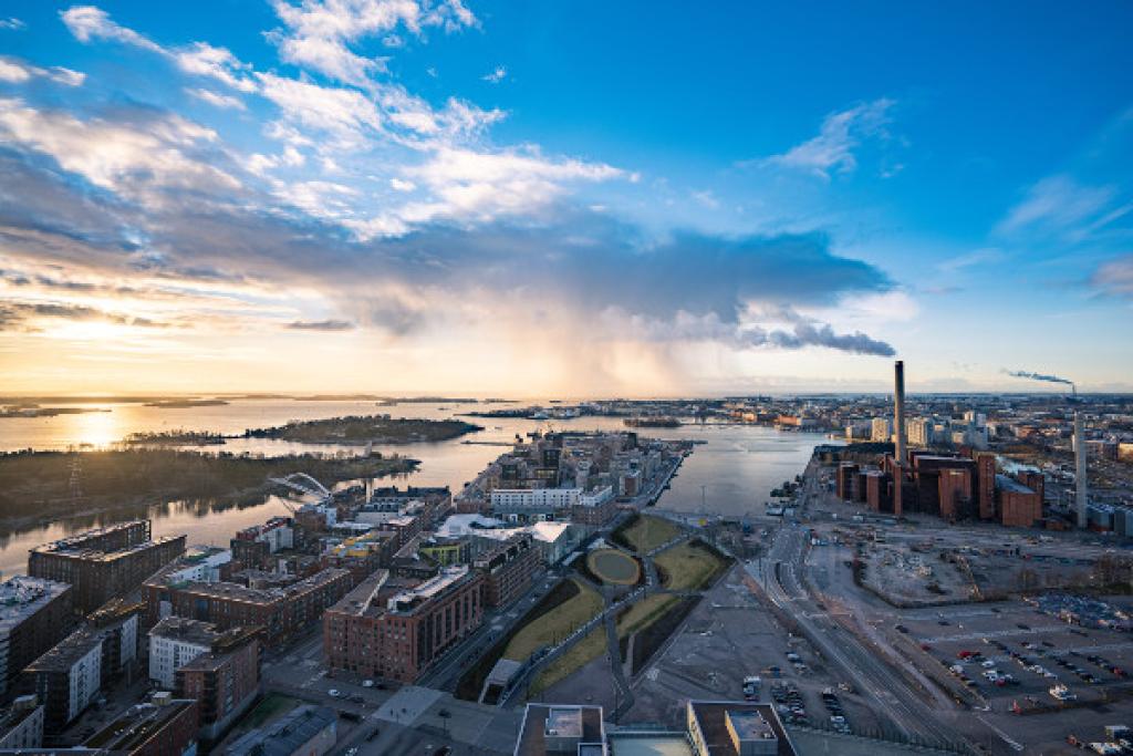 Maisemakuva Helsingistä, lumikuuro meren yllä.