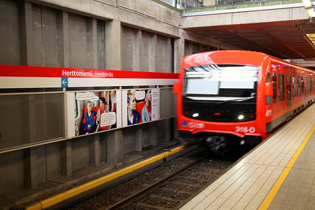 Metrojuna Herttoniemen metroasemalla.