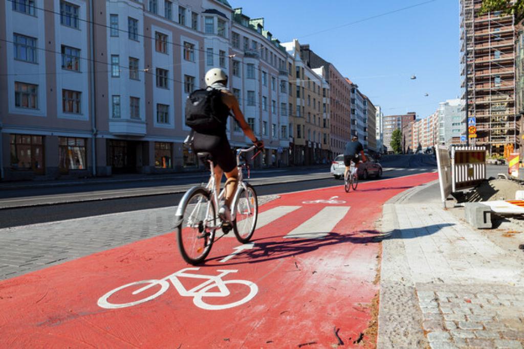Pyöräilijöitä Hämeentien pyöräkaistalla kesällä.