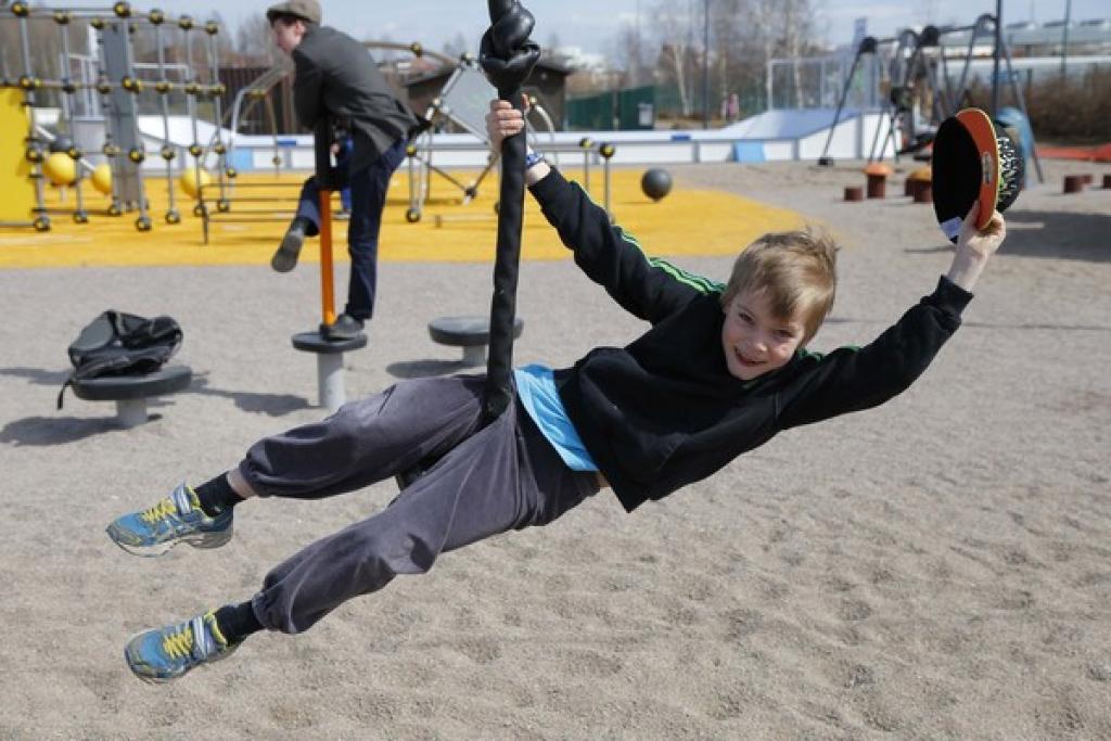 Poika roikkuu liikuntapuiston köydessä. Kuva Antero Aaltonen / Leonatan Oy.